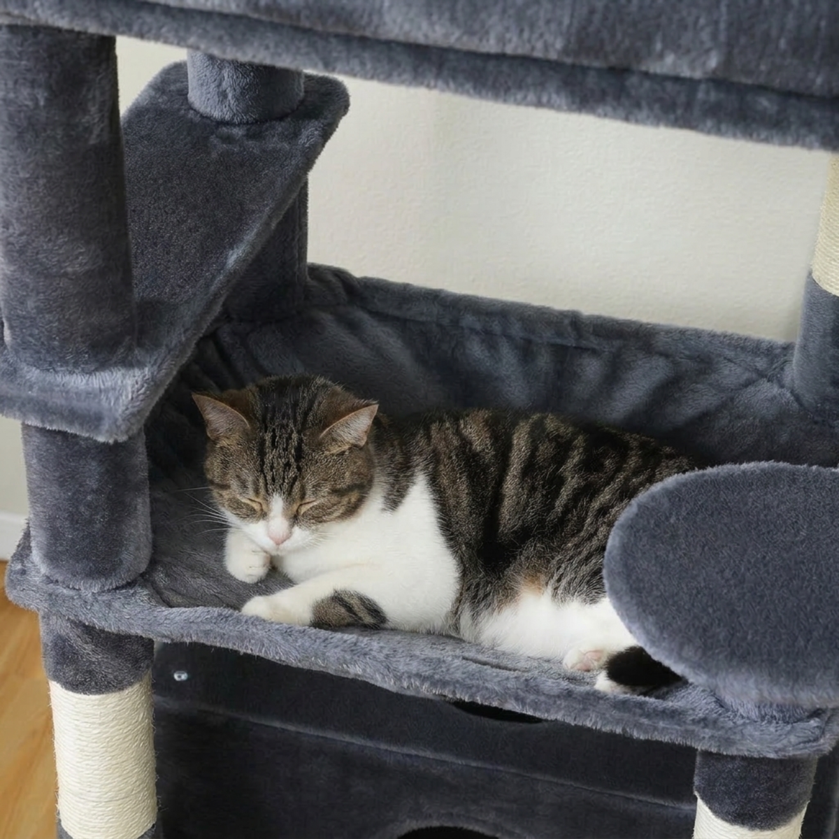 Arbre à chat avec niches, hamac et griffoirs sisal